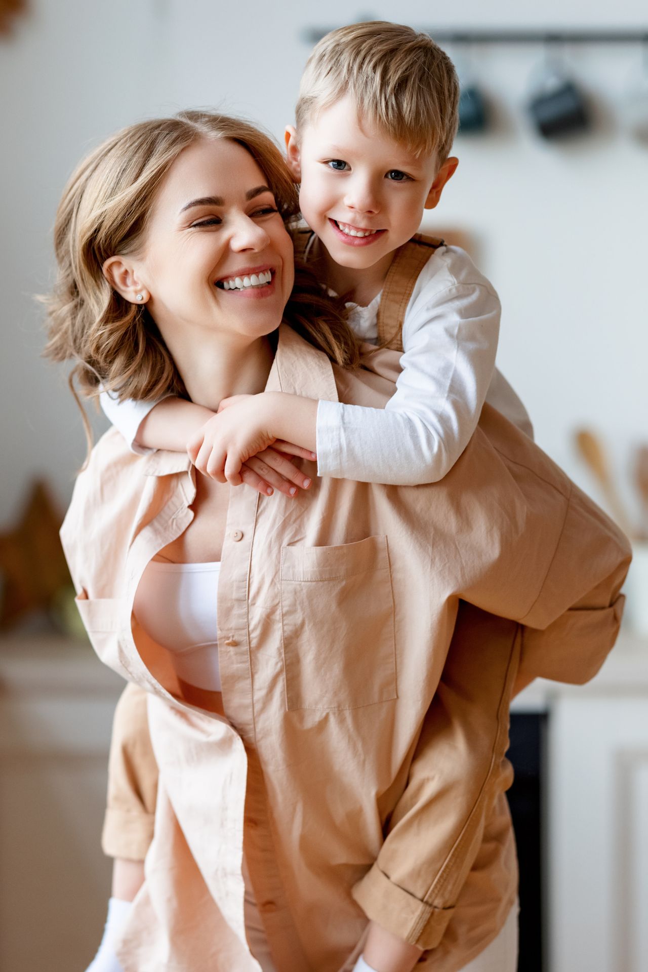 mae-brincando-com-filho-na-cozinha-cheia-de-saude