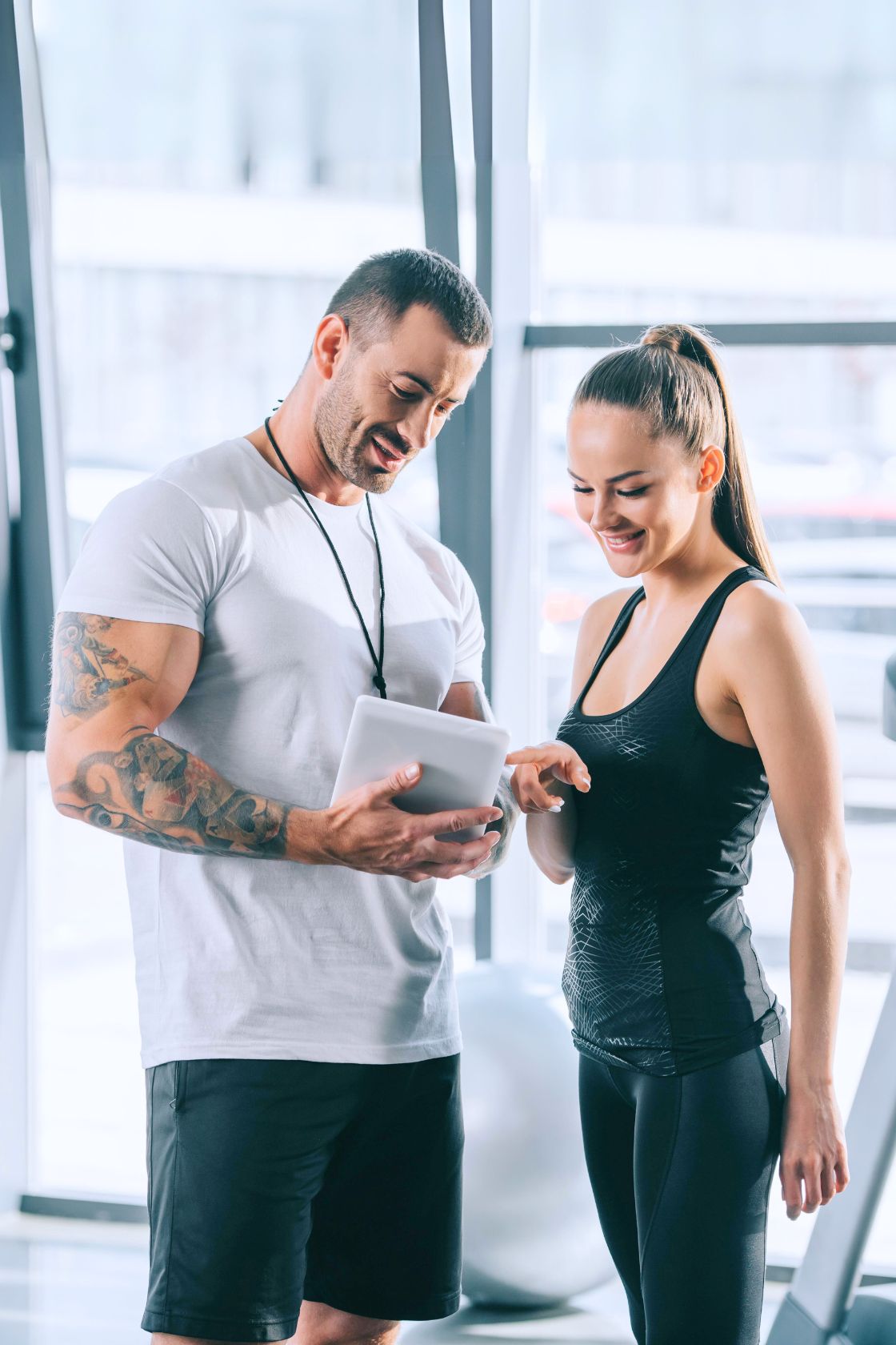 Personal trainer passando plano de exercícios da Genetic Care