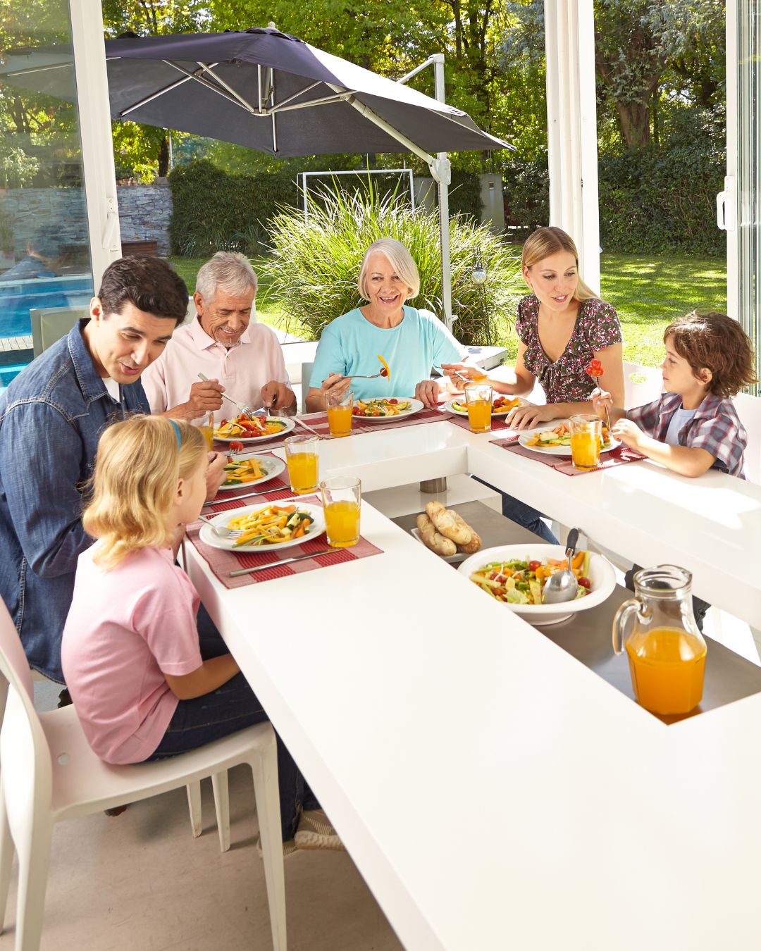 Família comendo junta em uma mesa bonita, em uma casa de alto padrão