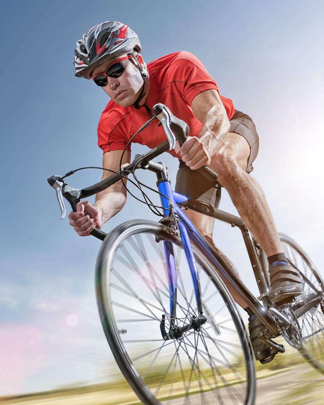 Homem branco praticando ciclismo