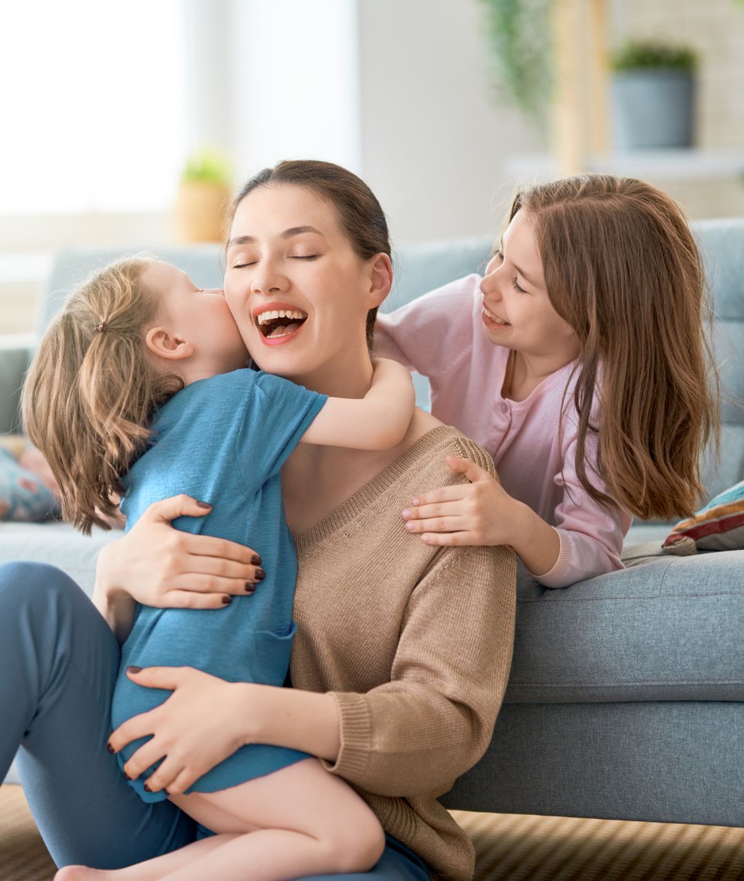 mae-e-dois-filhos-pequenos
