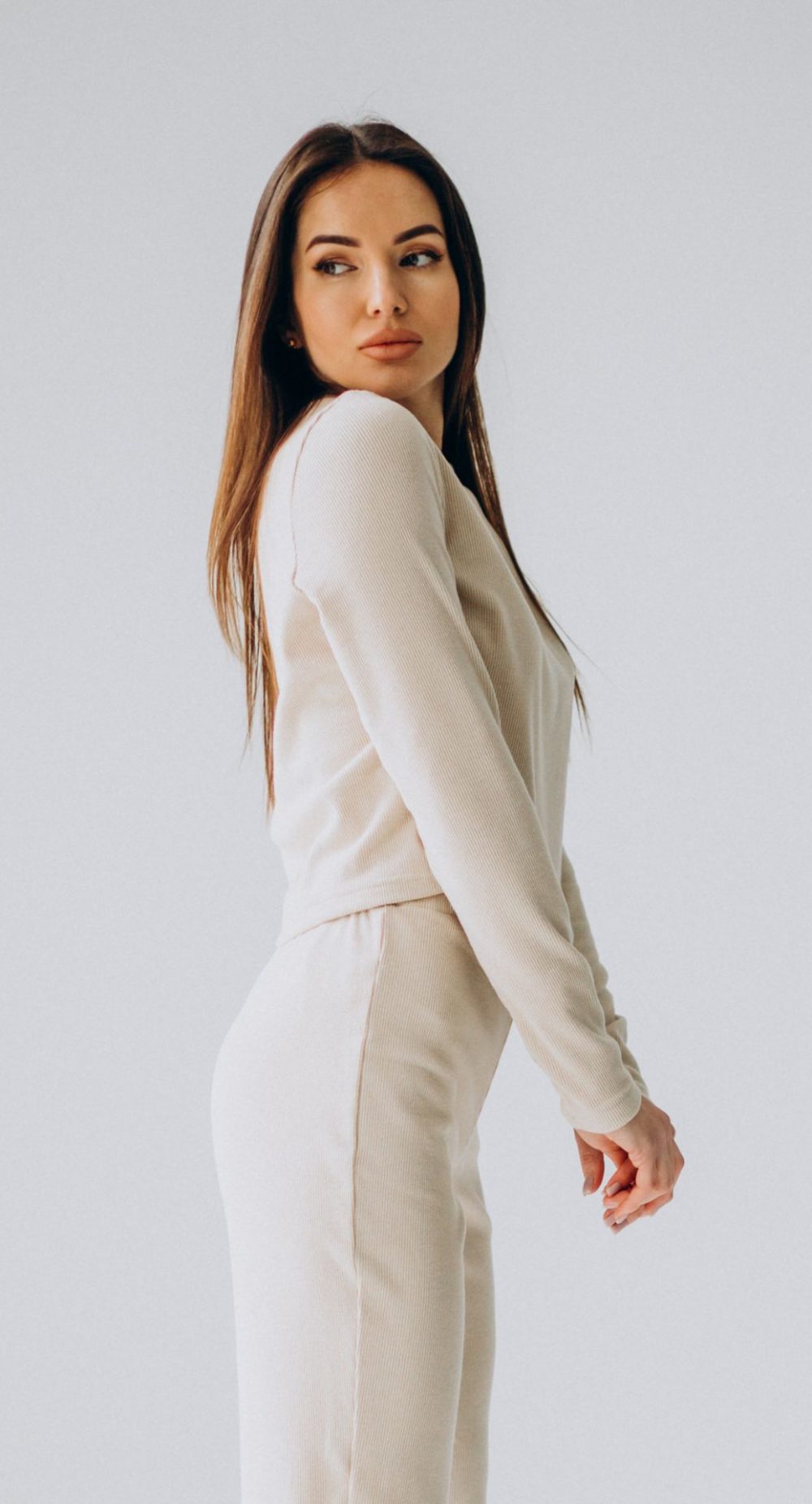 Mulher naturalmente magra, branca e rica.